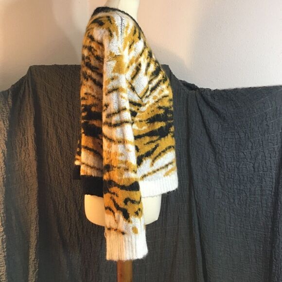 TIMING Tiger/Animal Print Sweater Top Size Small - Picture 2 of 10